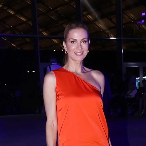 Η Τζίνα Αλιμόνου σε σπάνια εμφάνιση | Με maxi αέρινο φόρεμα και μποτάκια για shopping