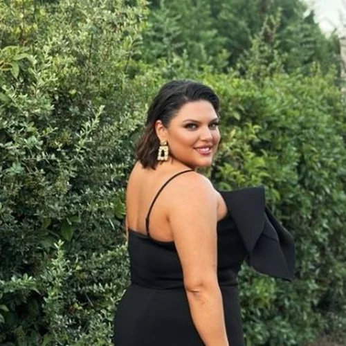 Δανάη Μπάρκα | Το φόρεμα που επέλεξε είναι το ιδανικότερο για τη μεταβατική περίοδο που διανύουμε