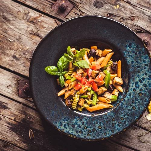 Τι να μαγειρέψω σήμερα; Η μακαρονοσαλάτα με ντοματίνια και πέστο του Γιάννη Λουκάκου που θα λατρέψεις