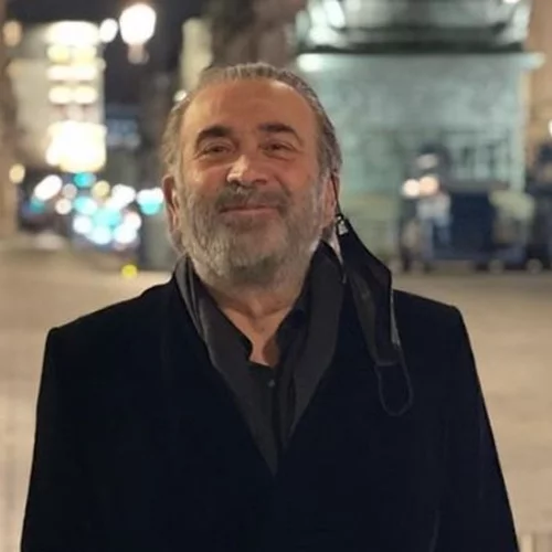 Ο Λάκης Λαζόπουλος πάντρεψε την κόρη του στην Πάρο | Σε πολύ στενό κύκλο η τελετή