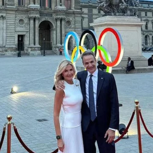 Κυριάκος και Μαρέβα Μητσοτάκη στην έναρξη των Ολυμπιακών Αγώνων | Η χαμογελαστή selfie με φόντο τον Πύργο του Άιφελ