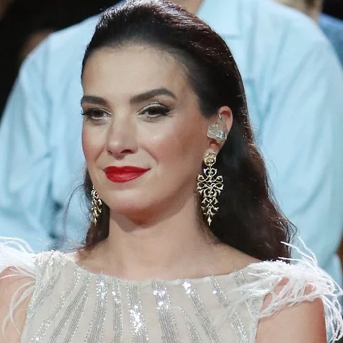 Στο Ηρώδειο η Φωτεινή Δάρρα | Ποζάρει στα λευκά αγκαλιά με την πανέμορφη κόρη της