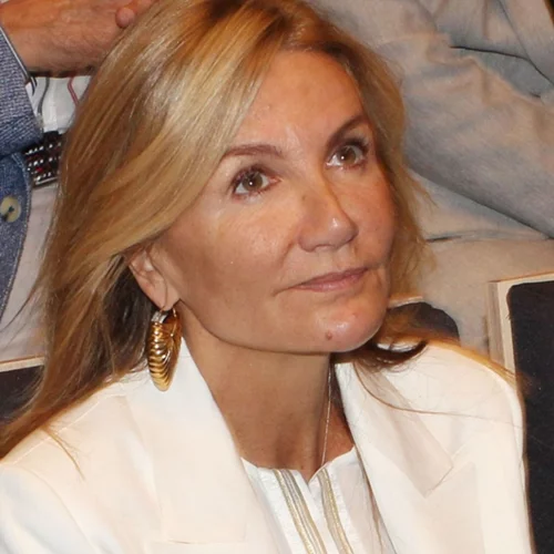 Μαρέβα Μητσοτάκη | Η εμφάνιση με διαχρονικό κοστούμι και η λεπτομέρεια στο πέτο που έκανε τη διαφορά