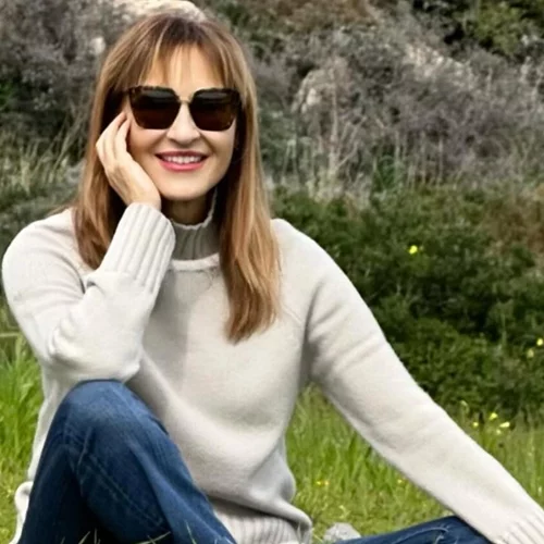 Η Μάρα Ζαχαρέα δίνει φιλί στη Σφίγγα της Αιγύπτου | Η εντυπωσιακή φωτογραφία από το Κάιρο