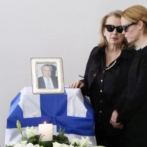 Καταρρακωμένη η Λένα Παπαληγούρα στην κηδεία του πατέρα της, Αναστάσιου