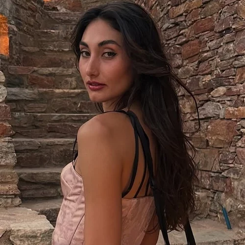 Είσαι καλεσμένη σε γάμο; Η Ευαγγελία Πλατανιώτη με φόρεμα στο χρώμα που είναι η τέλεια επιλογή