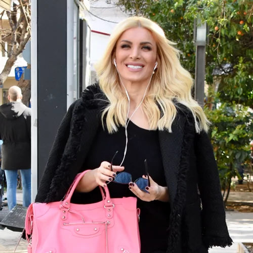 Κατερίνα Καινούργιου | Κάνει γυμναστική με σορτς και ψηλοτάκουνες μπότες (βίντεο)