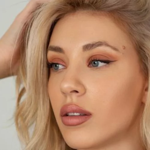 Γαρυφαλλιά Καληφώνη | Με πιο κοντά και σκούρα μαλλιά από ποτέ