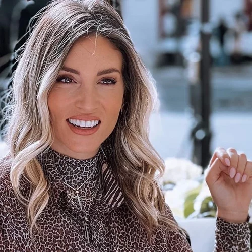 Η Αθηνά Οικονομάκου βρήκε το χτένισμα που "σώζει" κάθε bad hair day