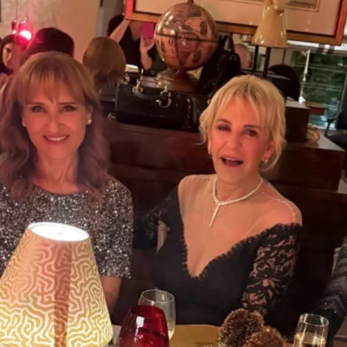 Η Μάρα Ζαχαρέα, η Τατιάνα Στεφανίδου και η Σταματίνα Τσιμτσιλή σε χριστουγεννιάτικο δείπνο | Πώς φόρεσαν τις παγιέτες