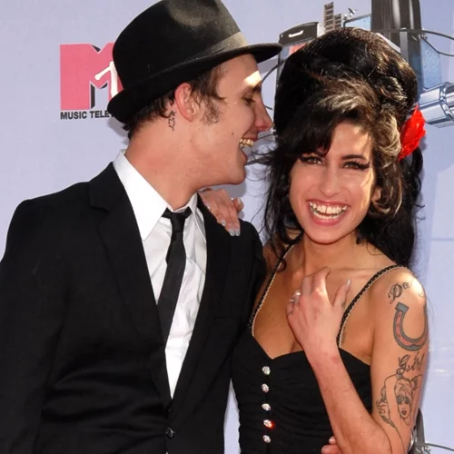 "Μάζεψαν την Amy Winehouse αναίσθητη μετά από πέντε μέρες ποτού, και τη φόρτωσαν για περιοδεία"