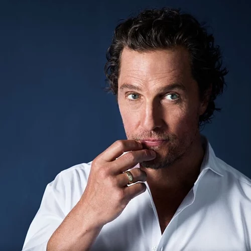 Στην Αντίπαρο ο Matthew McConaughey | H selfie με τον Σταύρο Σβήγκο