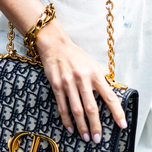 Ψάξαμε και βρήκαμε τα αξεσουάρ που δεν λείπουν από το καλοκαιρινό στιλ των celebrities αλλά και των fashion insiders