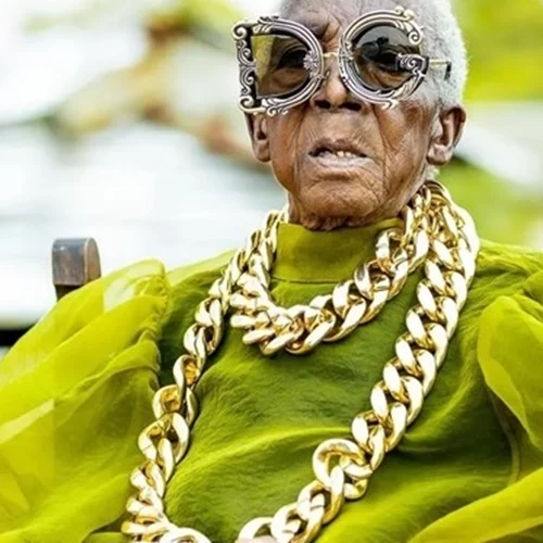 Η 85χρονη γιαγιά από τη Ζάμπια που έγινε "από λάθος" το απόλυτο fashion icon