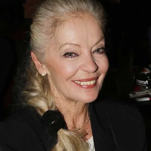 Grey & Gorgeous | Η Μαρία Αλιφέρη άφησε τα μαλλιά της γκρίζα κι είναι πιο όμορφη από ποτέ