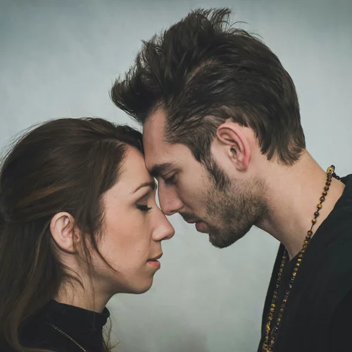 Αυτά τα λάθη κάνουν τα νέα κορίτσια και θέλουν τα "κακά" παιδιά