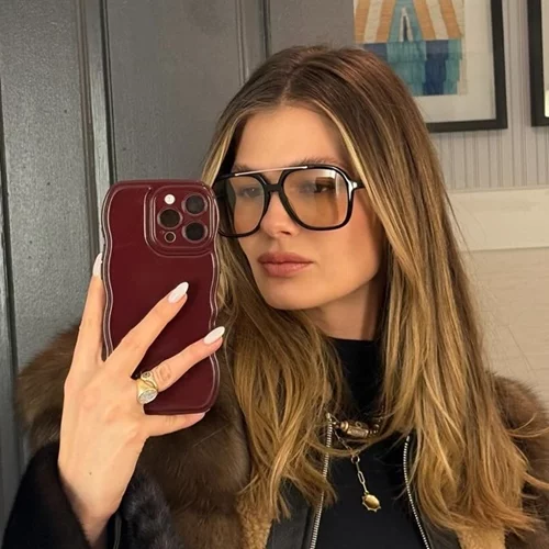 Η Αμαλία Κωστοπούλου με το πιο δημοφιλές πανωφόρι του φθινοπώρου