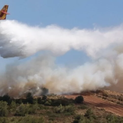 Σε ύφεση οι πυρκαγιές σε ΝΑ Αττική και Χελιδόνι Ηλείας - Διάσπαρτες εστίες αντιμετωπίζει η πυροσβεστική