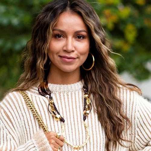 10 party-ready χτενίσματα που θα σε κάνουν να αγαπήσεις τα σγουρά μαλλιά σου