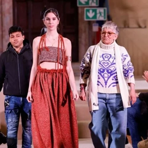 Η συγκινητική επίδειξη μόδας με κοσμήματα και ρούχα που σχεδίασαν πρόσφυγες