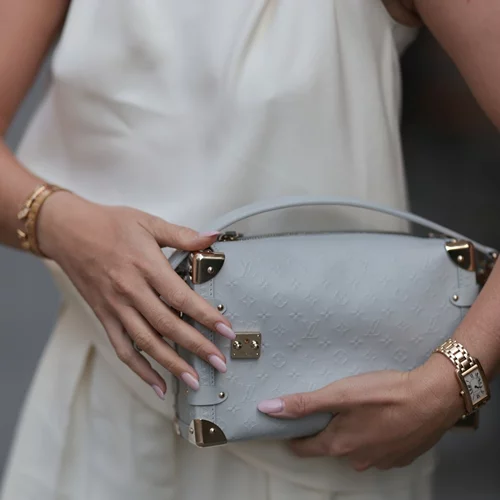 Ραντεβού για μανικιούρ πριν τις διακοπές; Τα μόνα 5 χρώματα που αξίζει να ζητήσεις