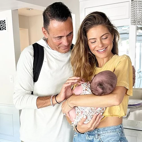 Η Μαρία Μενούνος φιλάει την κόρη της και παραδέχεται πως δεν έχει νιώσει ποτέ της μεγαλύτερη χαρά