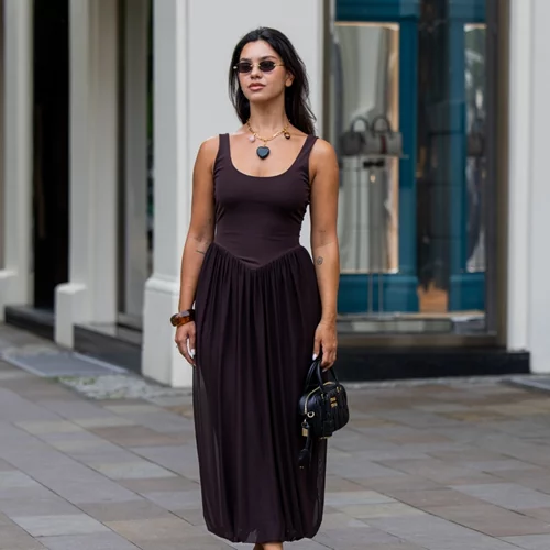 Αυτό είναι "το τέλειο καφέ φόρεμα" από τη Zara που έχει γίνει ανάρπαστο στο Tiktok