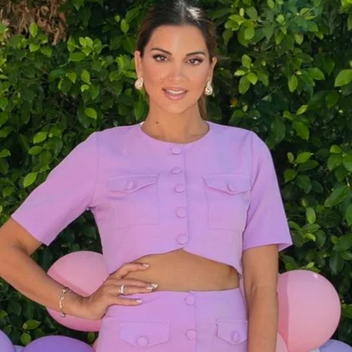 Ποια ψηλοτάκουνα παπούτσια ταιριάζουν με mini φούστες; Η Σταματίνα Τσιμτσιλή προτείνει το ιδανικό combo