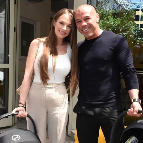 Ο Μιχάλης Ζαμπίδης και η σύντροφός του πήραν εξιτήριο από το μαιευτήριο με τις δίδυμες κόρες τους