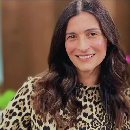 Με νέο κούρεμα και χρώμα μαλλιών η Αντιγόνη Κουλουκάκου | To hair look της συνδυάζει δύο major τάσεις