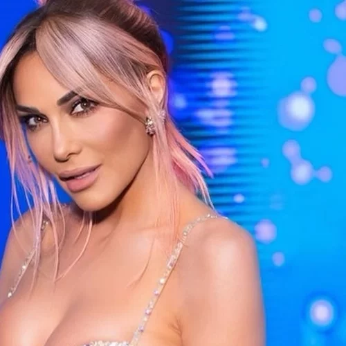 Η Δέσποινα Βανδή απάντησε στα σχόλια για τα ροζ μαλλιά της