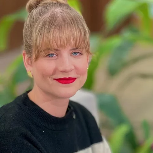 Η Δανάη Μιχαλάκη διαβάζει στην κόρη της, Έλλη το αγαπημένο παραθύμι των παιδικών μας χρόνων