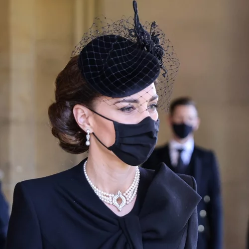 Τι συμβολίζουν τα κοσμήματα που φόρεσαν οι γυναίκες στη κηδεία του Πρίγκιπα Φιλίππου