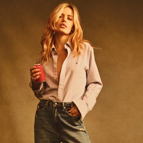 H Tommy Hilfiger παρουσιάζει την καμπάνια Classics Reborn για τη συλλογή που επανεφευρίσκει τα κλασικά prep
