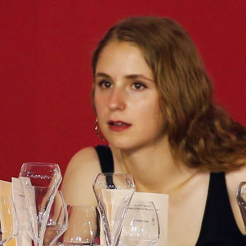 Ηλέκτρα Νιάρχου | Η "άγνωστη" μικρότερη αδερφή της Ευγενίας Νιάρχου, η ομοιότητά τους και το πάθος της για την ιππασία