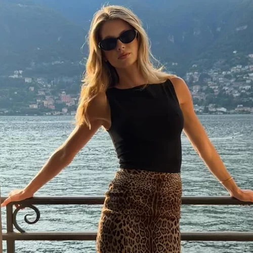 Η Αμαλία Κωστοπούλου φόρεσε τα καφέ μποτάκια που θα βλέπουμε παντού το 2025