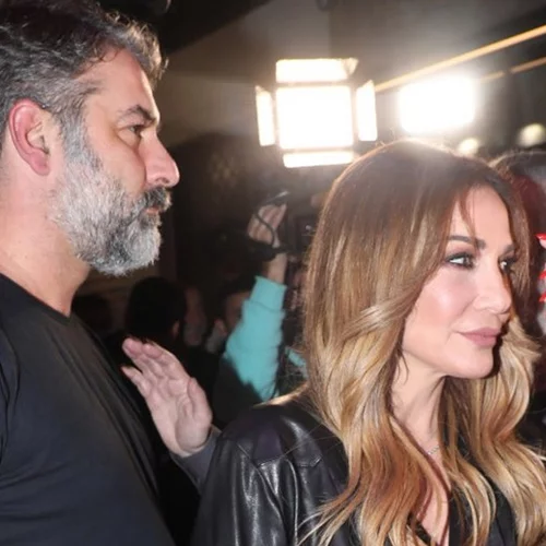 Ο Βασίλης Μπισμπίκης στα παρασκήνια του J2US στο πλευρό της Δέσποινας Βανδή