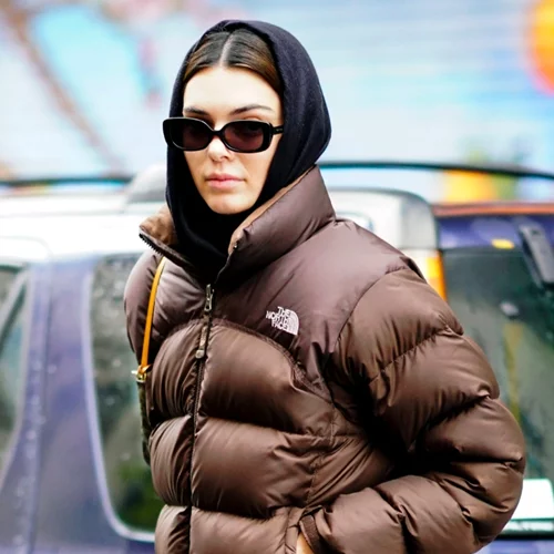 Το αγαπημένο μπουφάν των style icons γιορτάζει 30 χρόνια ζωής και είναι πιο επίκαιρο από ποτέ