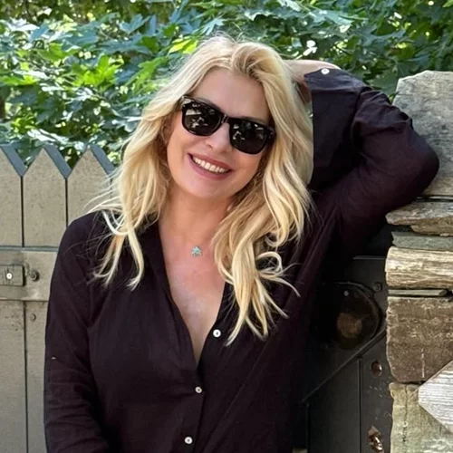 Με ξανθό ίσιο μαλλάκι και μαρινιέρα | Η Ελένη Μενεγάκη φωτογραφίζει τη μικρή Μαρίνα, αγκαλιά με τον Άγγελο Λάτσιο