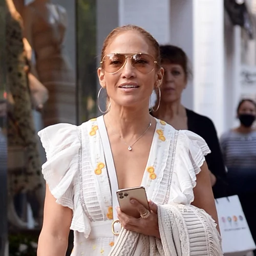Jennifer Lopez | Η πρόσφατη της εμφάνιση είναι ιδανική για βάφτιση και γάμο