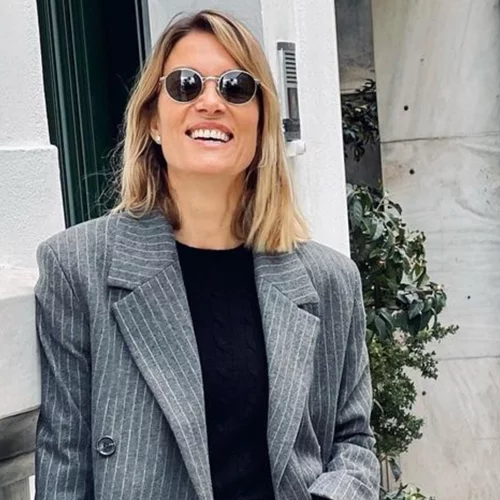 Πώς θα αναβαθμίσεις ένα casual σύνολο; Η Βίκυ Καγιά προτείνει τον πιο έξυπνο τρόπο