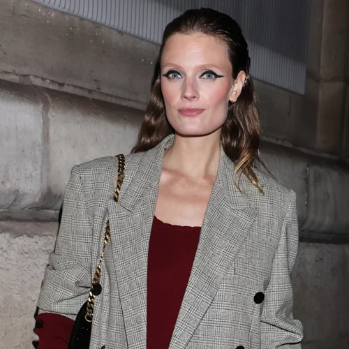 Μπορντό και γκρι | Πώς θα φορέσεις με στιλ τις δύο διάσημες αποχρώσεις της σεζόν