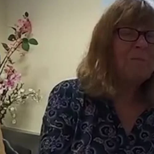 Η βρετανίδα συγγραφέας που έκανε ευθανασία πίνοντας σαμπάνια & ακούγοντας το αγαπημένο του τραγούδι