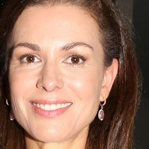 Η Τζίνα Αλιμόνου με ένα πουκάμισο από το Massimo Dutti που δεν πρέπει να λείπει από καμία γυναικεία γκαρνταρόμπα