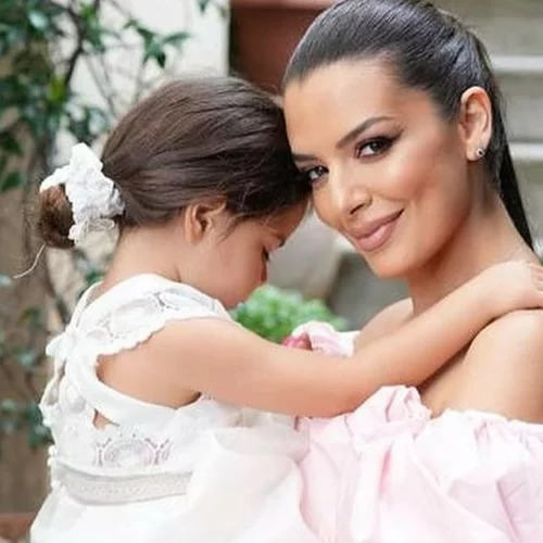 Η Νικολέττα Ράλλη μοιράστηκε το πιο γλυκό βίντεο από τη βάφτιση της κόρης της | Τα αδημοσίευτα στιγμιότυπα