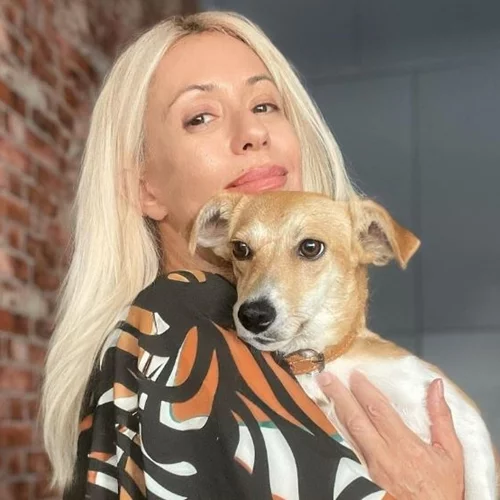 Μαρία Μπακοδήμου | Υιοθέτησε σκυλίτσα που σώθηκε από τις πλημμύρες στη Λάρισα