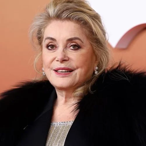 Catherine Deneuve | Η συμβολική καρφίτσα που επέλεξε για την εμφάνισή της στα βραβεία César