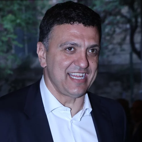 Εκλογές: Αγκαλιά με τον γιο του ψήφισε ο Βασίλης Κικίλιας - "Εκεί που σιωπούν όλοι"