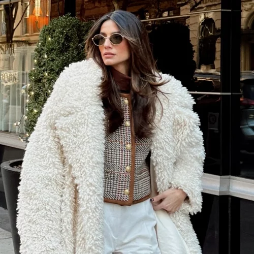 Η Ηλιάνα Παπαγεωργίου φόρεσε τη διάσημη απόχρωση Mocha Mousse σε ένα ιδανικό look για το γραφείο