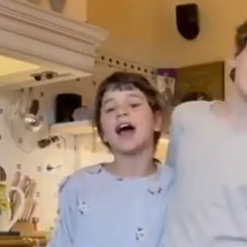 Η Αριάδνη Ρουβά και ο αδελφός της Αλέξανδρος χορεύουν και τραγουδούν στην κουζίνα τους